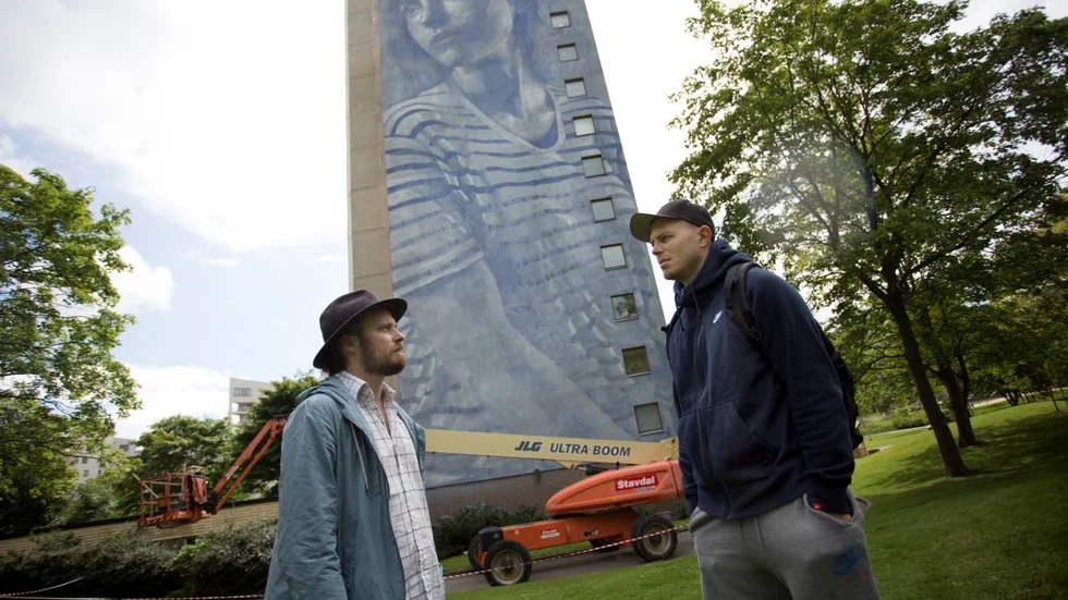 Grundarna av Artscape. Arrangörerna och grundarna av Artscape Tor Hedendahl och Daniel Wakeham framför ett av de två trettonvåningshus som målades i Göteborg 2016.