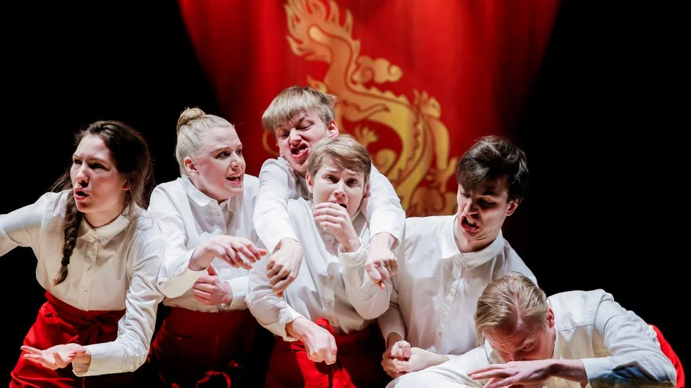 Teaterhögskolans avgångsstudenter bjuder på civilisationskritik som kramar hjärtat, menar Kurirens recensent.