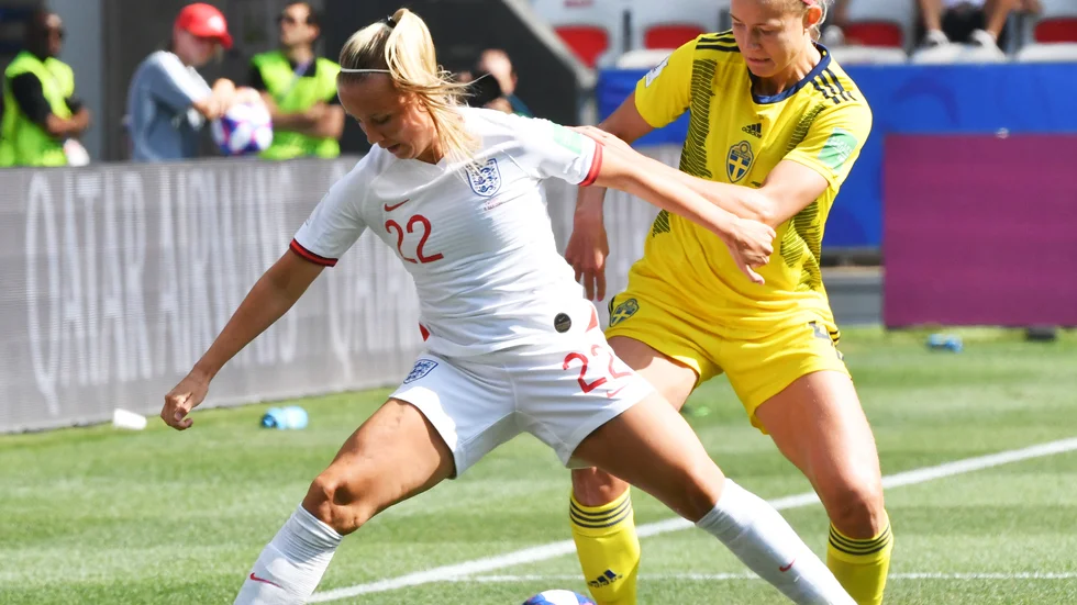 Englands Beth Mead och Sveriges Hanna Glas möttes i bronsmatchen i fotbolls-VM i Frankrike 2019. Sverige vann med 2–1.