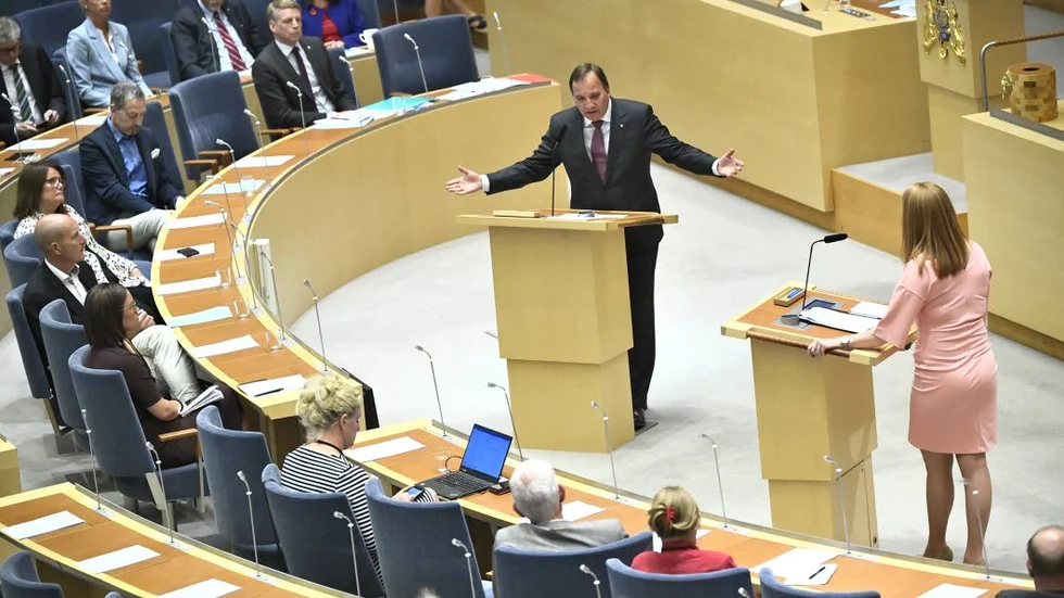 Stefan Löfven (S) och Annie Lööf (C) i ett replikskifte under onsdagens partiledardebatt i riksdagen.