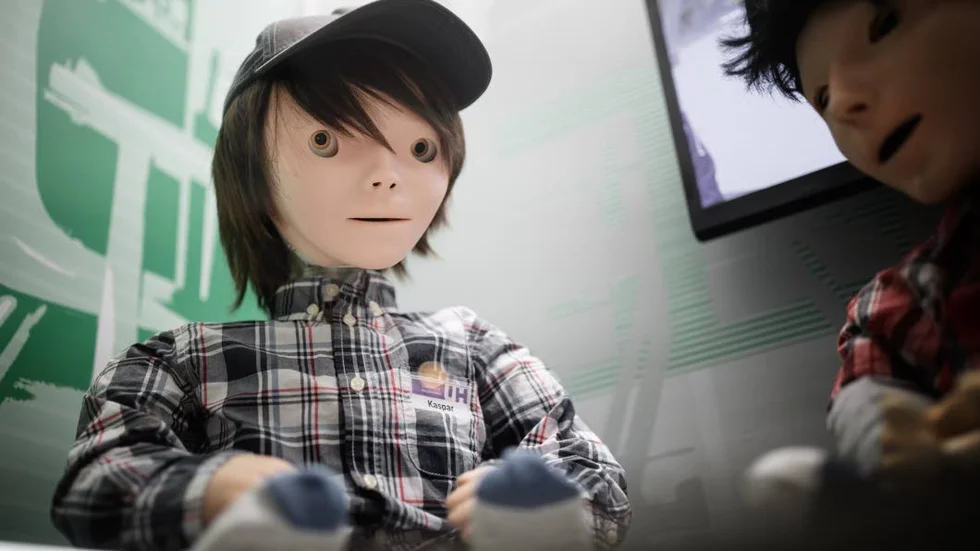 Kompisrobot, framtagen för att hjälpa unga barn med autism, som typiskt nog har killstil och kallas Kaspar. Finns en kompisrobot för tjejer med autism?