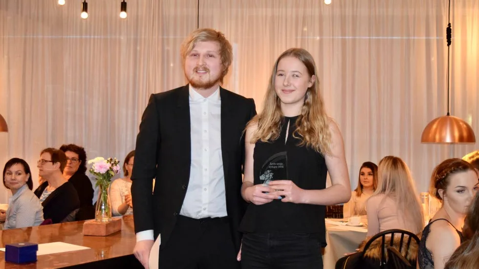 Norrbottens Medias sportchef Anton Olofsson delade ut priset till årets unga ryttare som gick till Emma Mörk Lundberg.