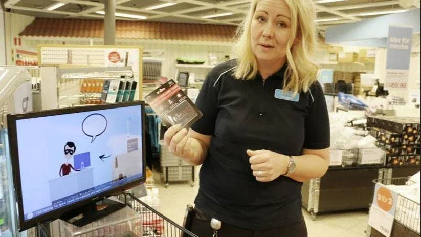 Trenden att skaffa skydd för sina kontokort ökar. "Sista veckorna har det sålts ganska många, vi har sålt 32 Skimsafe bara i februari", säger Lise-Lotte Lindblom på Clas Ohlson