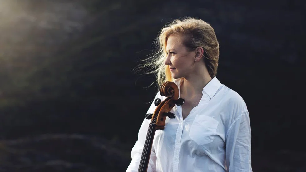 Solisten, det norska cellostjärnskottet Amalie Stalheim, briljerade under konserten med Norrbottens kammarorkester.
