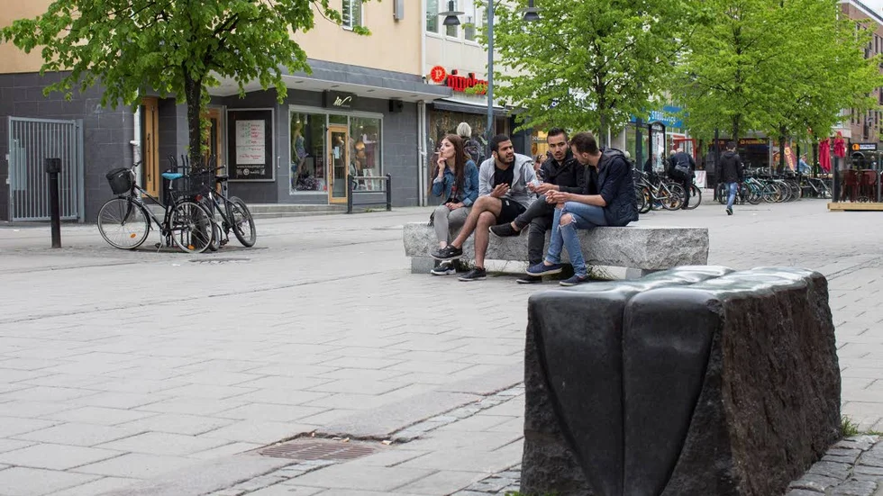 Birgitta Linharts "Mantel I" utanför Strand Galleria.