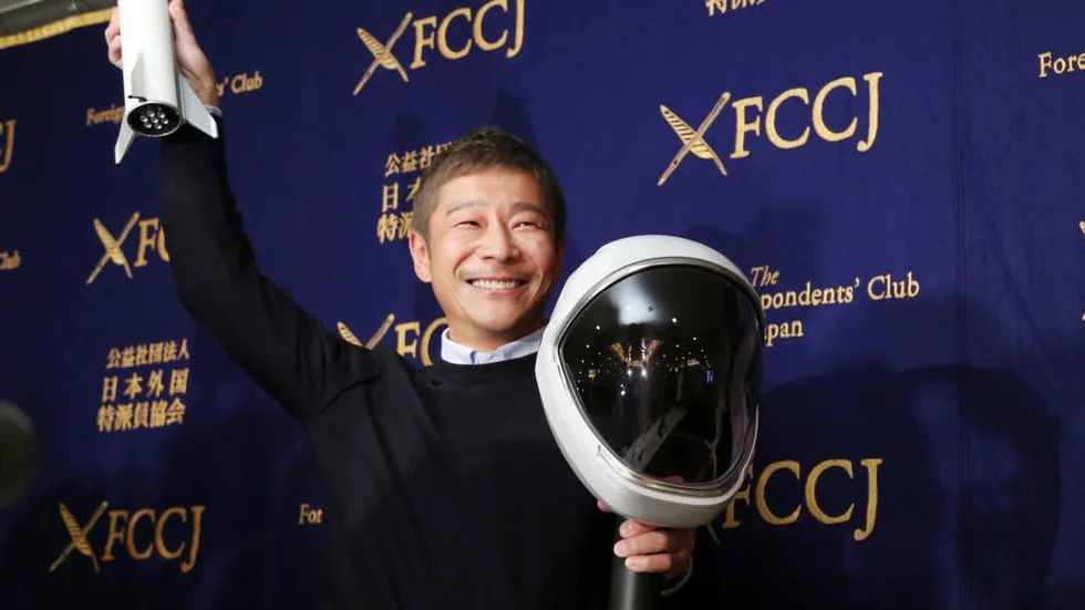 Japanen Yusaku Maezawa köpte den första biljetten till en resa runt månen. Med sig på färden vill han ha några konstnärer, som en del av konstprojektet #dearMoon.