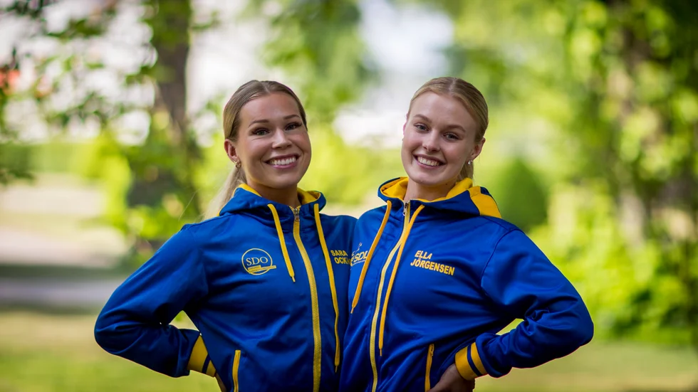 Sara Ockhammar och Ella Jörgenssen i sina tävlingsjackor. Under midsommar var de båda i Tjeckien för att tävla i VM i discodans. 