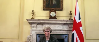 Theresa May spelar högt