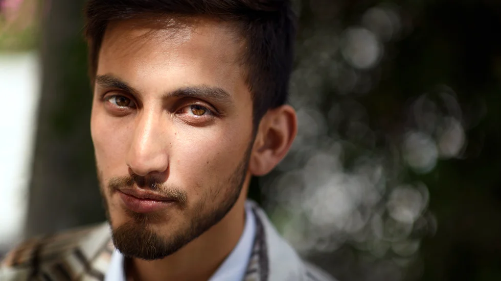 "Jag bär med mig hemmet hela tiden. Det är positivt och får mig att inte explodera i hjärnan", säger Alireza Naghavi.