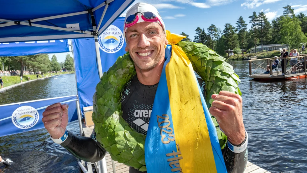 Marcel Schouten från Nederländerna firar 2023 års seger av Vansbrosimningen.