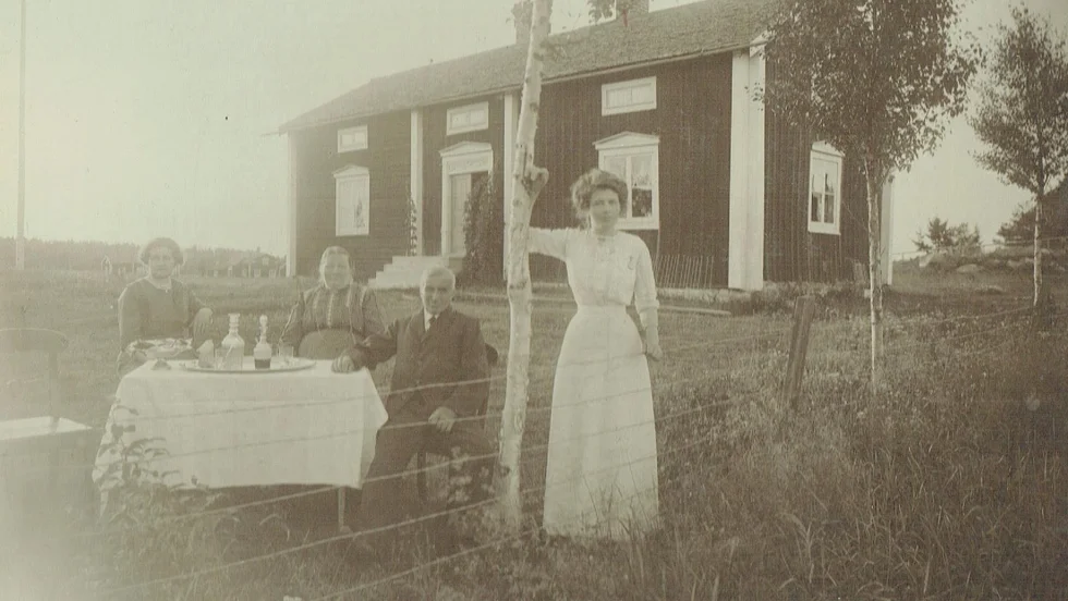 Fikapaus på Ankarskatan i Piteå i början av 1900-talet. (Arkivbild)