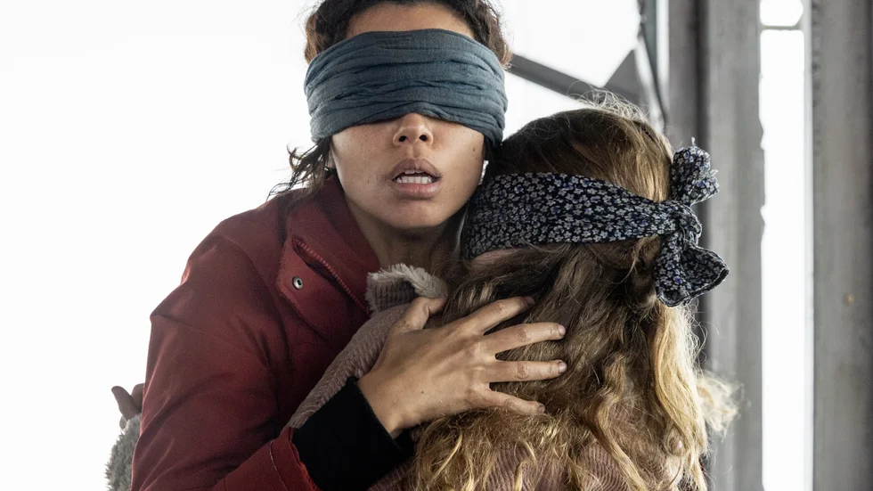 Georgina Cambell som Claire (tv) och Naila Schubert som Sofía i "Bird Box: Barcelona". Pressbild.