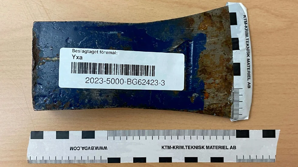 I magväskan på mannens hoodie hittade polisen ett yxhuvud utan skaft. Mannen uppger att han hittade det när han städade ut ett förråd.