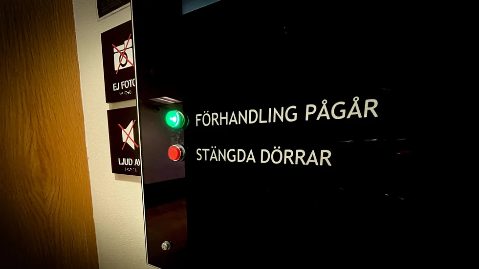 Vid tingsrätten hördes glädjerop från anhöriga till de mordmisstänkta ungdomarna när fyra av fem släpptes på fri fot den 12 juli. Två av dem omhäktades dock snabbt igen samma kväll.
