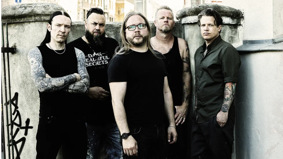 Mattias Larsson (nummer två f.h.) är gitarrist i det svenska rockbandet Takida.
