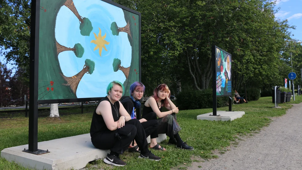 Robin Nyström, Vera Gunnarsson och Sally Nylén är tre av de unga konstnärer som skapat och producerat konstutställningen i Södra hamn. Att det varit ett roligt feriejobb är alla överens om.