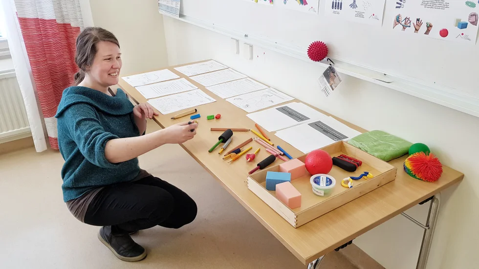 Tova Lundmark Öberg, arbetsterapeut på psykiatrin, visar hjälpmedel för träning av finmotorik.