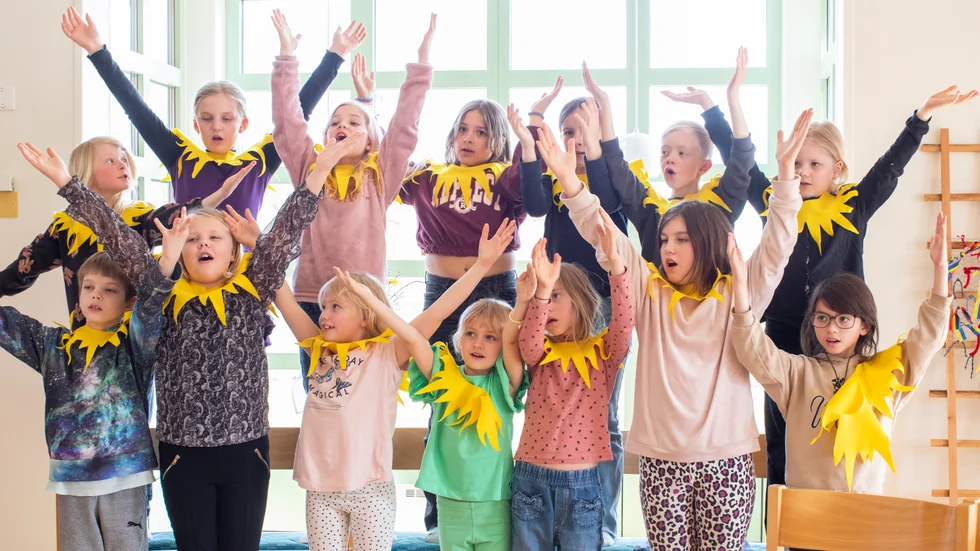 Kyrkans barnkör ”Sångdraget” i Lillkyrka träffas en gång i veckan. Just nu övar de inför musikalen på lördag som innehåller mycket sång, busiga blommor och budskap om att trots olikheter får alla finns.