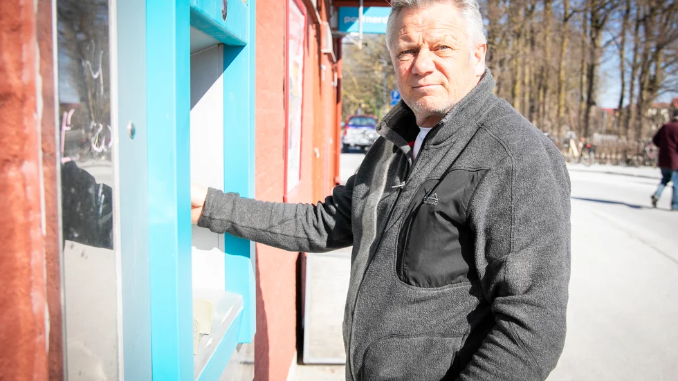Clas Strid hade suttit som ersättare i fullmäkte i en månad när han avivserade att han lämnar sina uppdrag i partiet. Ersättarstolen i fullmäktige har han dock suttit kvar på – fram till nu.