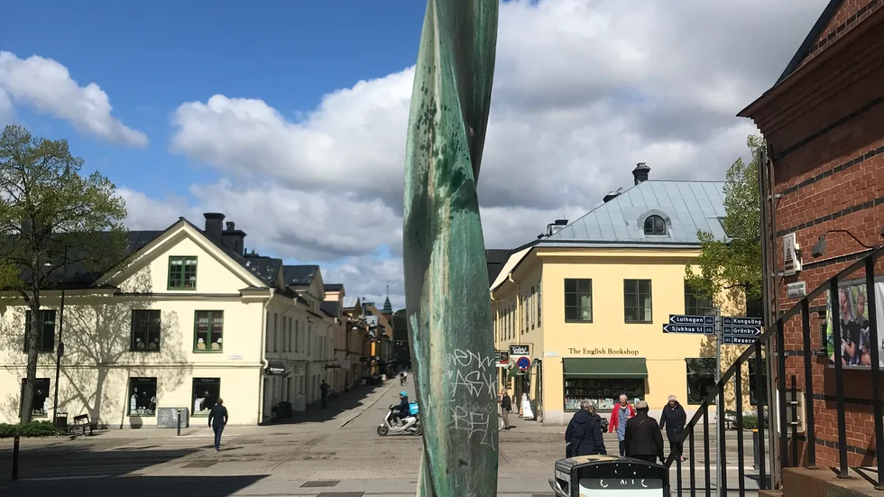 Skulpturen utanför stadsbibliotekets entré förfular utsikten, skriver Karin Ericsson.