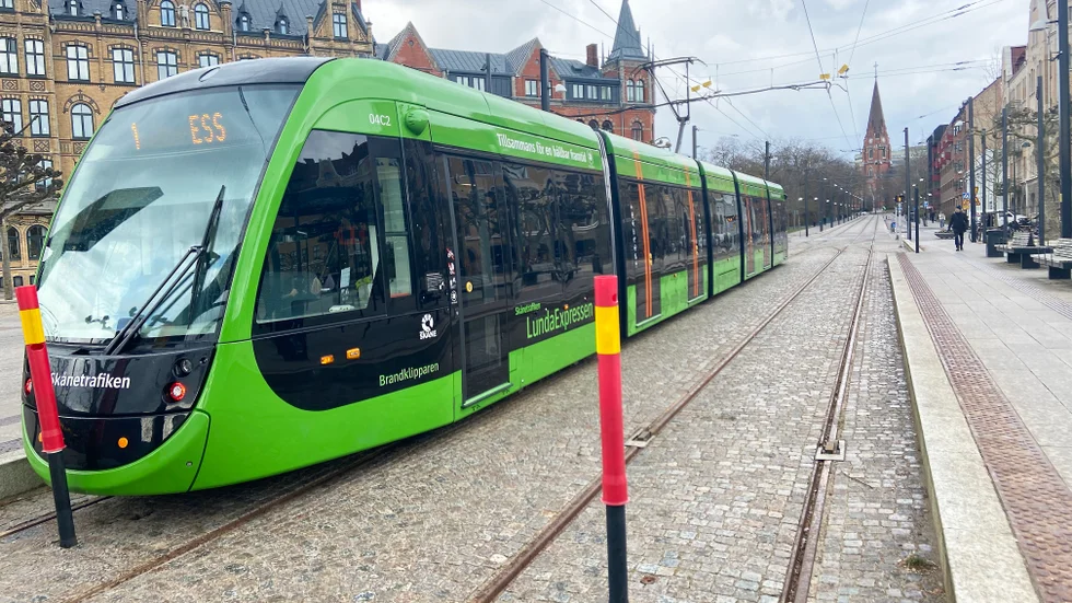 Medan Uppsalas styre (S, V, MP) förespråkat spårväg, har oppositionen velat satsa på en ny typ av bussar i stället. Nu har L ställt sig på styrets sida. Arkivbild från Lund, som satsat på spårväg. 