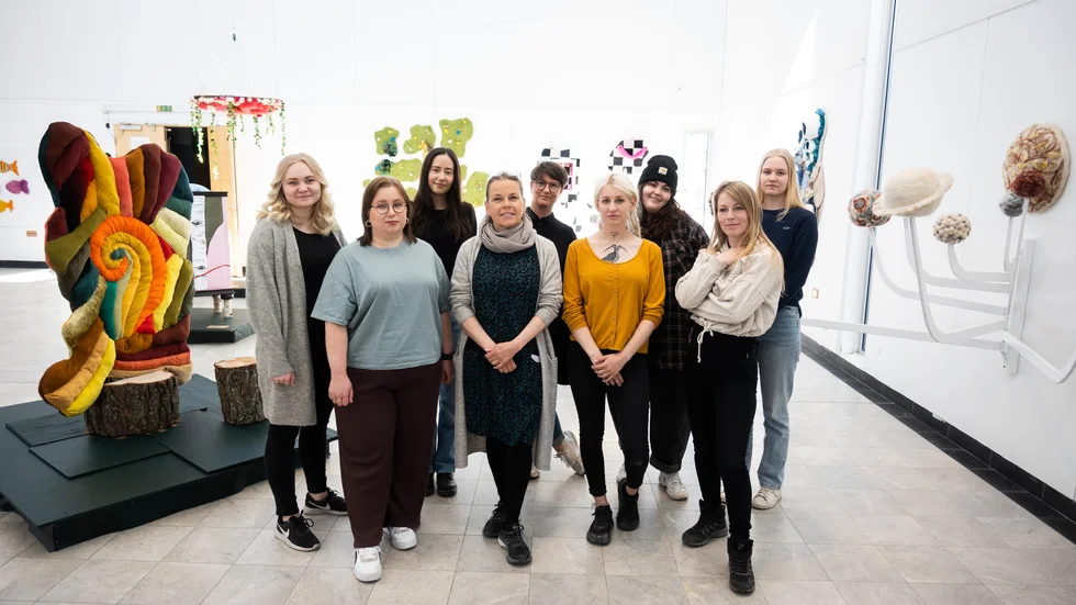 Annie Nilsson, Madelene Maijanen, Nathalie Lundberg, Jeanette Lundmark, lärare, Viktoria Pettersson, lärare, Astrid Andersson, Úna Ni Chana, Alva Pettersson och Diana Wikström Fredriksson visar utställningen "Oljud" på Galleri Y i Sunderbyn.