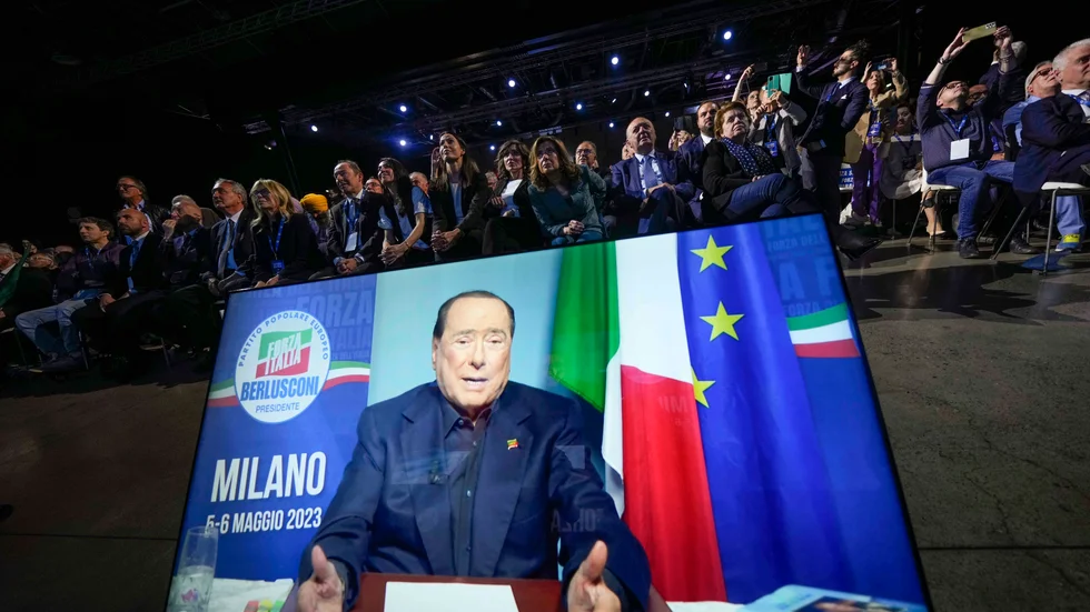 Forza Italias ledare Silvio Berlusconi höll tal till partimedlemmarna från sjukhuset.