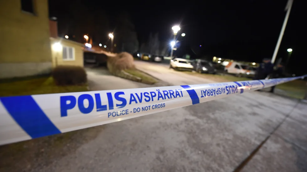 Den var den 17 april som en 25-årig man sköts till döds i Fröslunda. Åklagaren misstänker att det var flera gärningsmän på platsen.