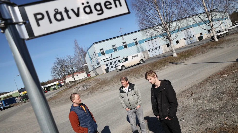 Vägs ände. Filmarna Jonas Lawes, Ronny Lindström och Niklas Åkerlund utanför studion på Plåtvägen, där verksamheten nu packats ihop och dörrarna stängts.