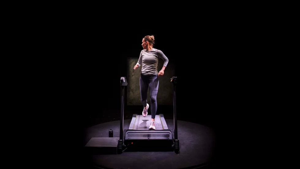 Ann-Sofie Andersson Kern springer cirka en mil på löpbandet varje föreställning, omgiven av publiken. Monologen om sorg framförs på X-scenen på Stora teatern i Norrköping.