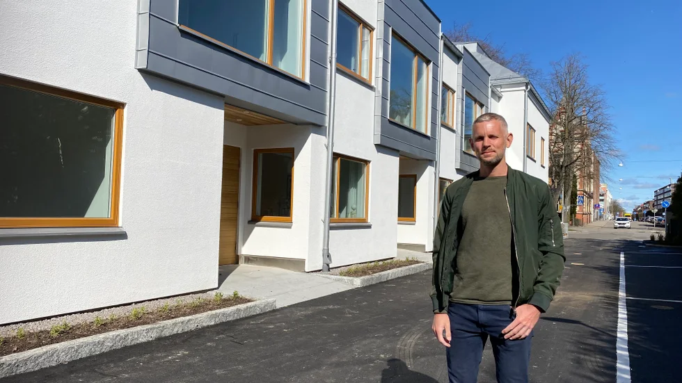 Stadsradhusen, ritade av Kristoffer Sundström, är byggda på en tomt vid Södra Promenaden där det tidigare varit tennisbana och senare parkering. 