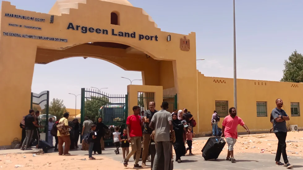Människor som evakuerats från Sudan vid en gränspostering till Egypten. Bilden är tagen 27 april.