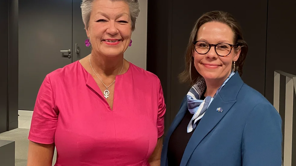 Sveriges migrationsminister Maria Malmer Stenergard i blått och den svenska EU-kommissionären Ylva Johansson i rött lyckades få stöd för en migrationsöverenskommelse mellan EU-länderna.  