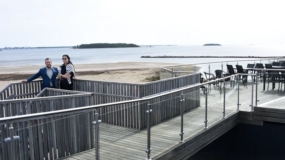 Från takterrassen kommer scenen synas i närheten av det mörka området på stranden i bakgrunden.