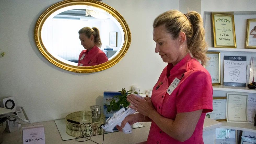 Eva berättar att maskiner har blivit allt vanligare inom hudvården de senaste tio åren.
