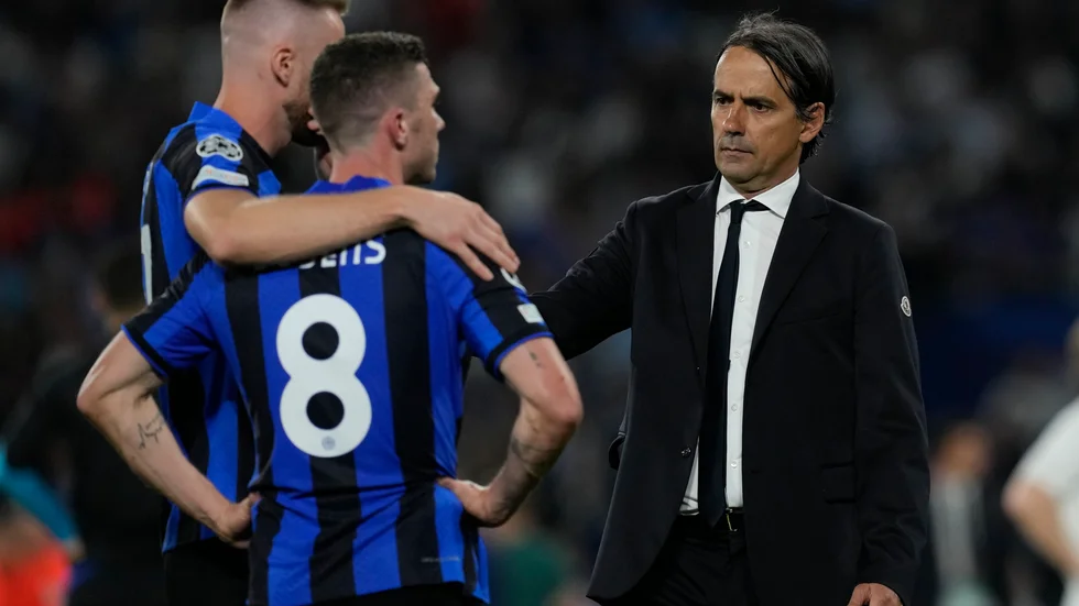 Inter Milans huvudtränare Simone Inzaghi tröstar sina spelare efter matchen.