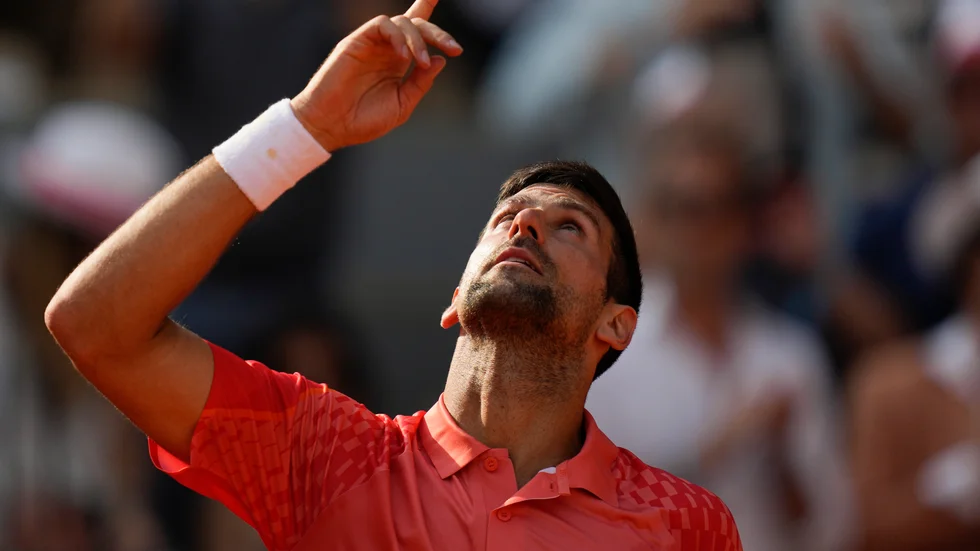 Novak Djokovic tackar högre makter för semifinalsegern i Paris. Idag kan han bli en historisk vinnare i Franska mästerskapen.