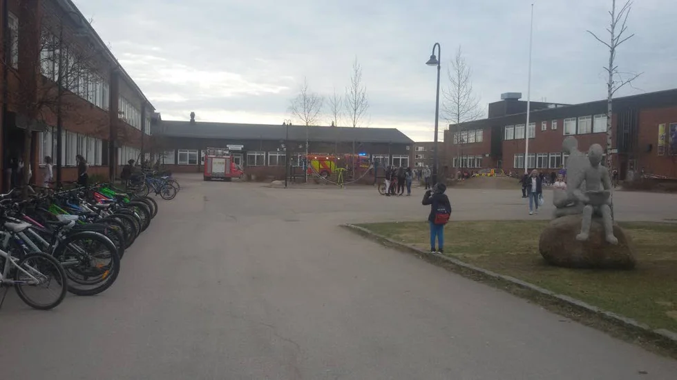 En papperskorg började av oklar anledning att brinna på Sjöparkskolan i Gällivare. Skolan utrymdes och högstadieeleverna fick gå hem för dagen.