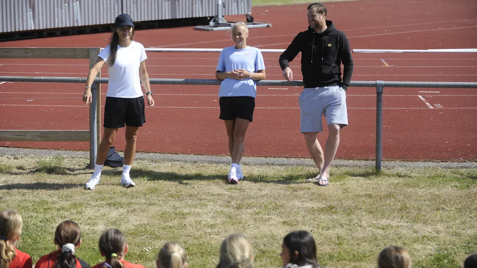 Bissarnas Magnus Karlsson ledde utfrågningen av Hanna Bennison (mitten) och Elena Sadiku när duon besökte klubben. 