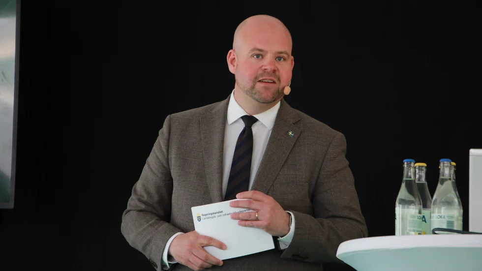 Landsbygdsminister Peter Kullgren(KD) säger i ett mail till Norr Media att han delar oron över att mängden storvuxen strömming har minskat. 