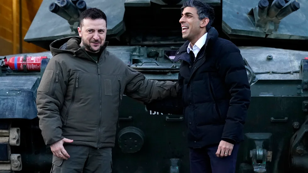 Den brittiske premiärministern Rishi Sunak, till höger, vill att Ukrainas president Volodymyr Zelenskyj ska få tala under Eurovision Song Contest-finalen på lördag kväll. Arkivfoto.