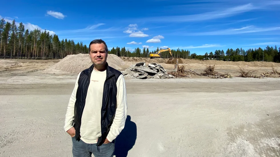 Patrik Johnsson smider nya planer, både här på Pitholmens industriområde och på Haraholmen. "Näringslivsklimatet är kanon och den nya politiska ledningen är väldigt bra att ha och göra med", säger han.