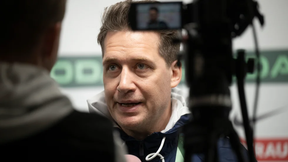 Sam Hallam möter svenska pressen dagen efter segern över Finland.