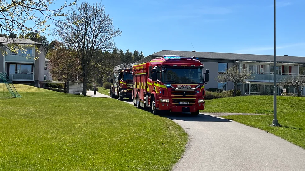 Polis, ambulans och räddningstjänst ryckte ut till Vidingsjö i tisdags efter att en stor åkgräsklippare vält. 