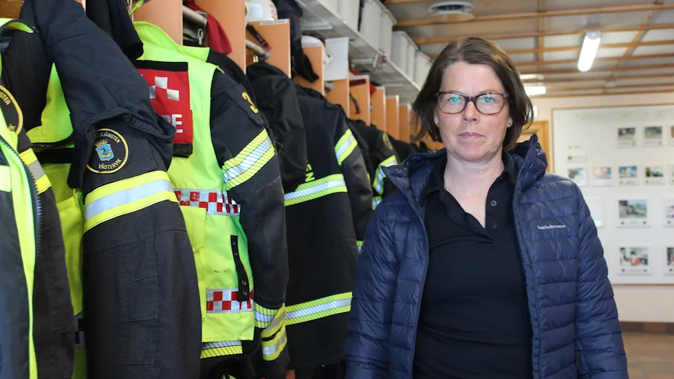 Sara Stenbeck hoppas att folk ska söka de utannonserade tjänsterna hos räddningstjänsten. Bilden är tagen på stationen i Gamleby.