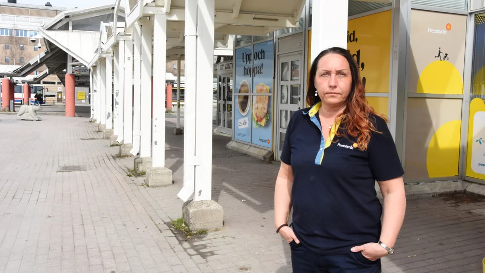 Karin Pantzare på Pressbyrån har ställt ett ultimatum till Länstrafiken. "Om de inte stänger vänthallen helt nattetid ringer jag arbetsmiljöverket".