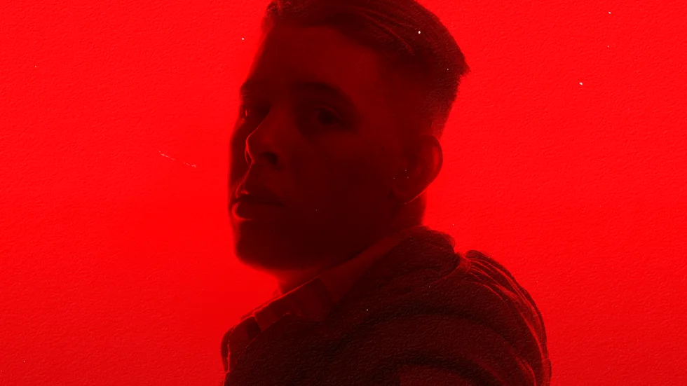 ”Jag har hittat mig själv i musiken och med ett nytt sound och nytt artistnamn. Det här är min debutsingel som Karl Amore”, säger Visbybon Love Tydén.