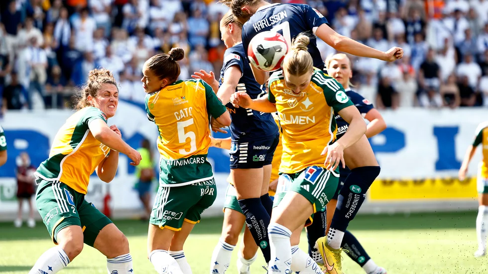 Nick av Linköpings Nellie Karlsson (#17), som leder till 1-0 som senare dömdes som självmål, under söndagens fotbollsmatch i damallsvenskan mellan Linköping FC och IFK Norrköping FK på Bilbörsen Arena.