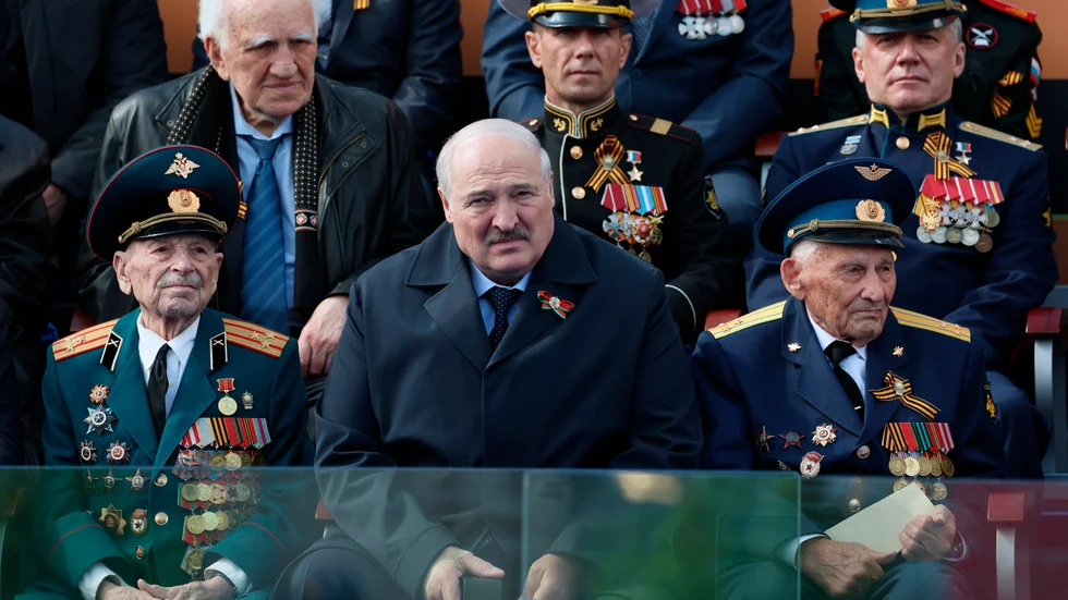 Aleksandr Lukasjenko tittar på militärparaden under firandet av segerdagen i Moskva. Arkivbild.