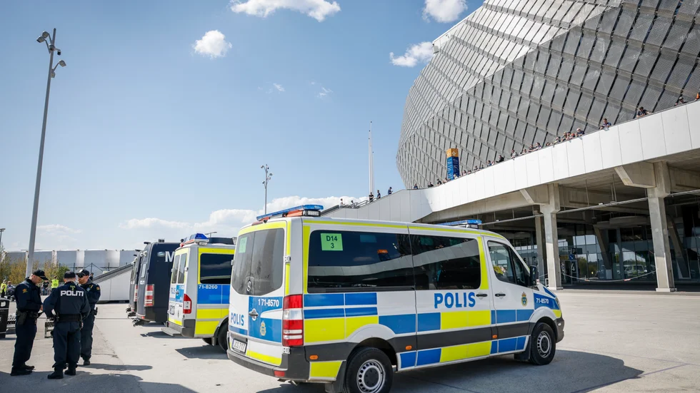 Svensk och norsk polis utanför arenan inför söndagens fotbollsmatch i allsvenskan mellan Hammarby IF och Djurgårdens IF på Tele2 arena.